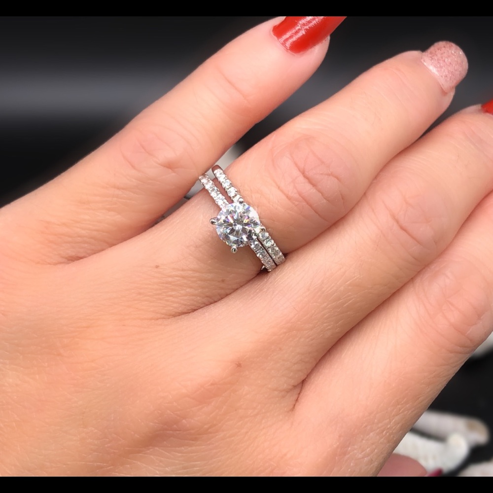 Moissanite rings set with certificate